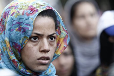 Mülteciler, kapalı sınırlar ve Avrupa Birliği-Türkiye anlaşması aleyhinde pankartlar taşıyıp slogan atarak mart ayında Yunanistan'ın Başkenti Atina'da mahsur kaldı. 30, 2016