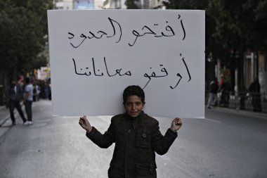 Mülteciler, kapalı sınırlar ve Avrupa Birliği-Türkiye anlaşması aleyhinde pankartlar taşıyıp slogan atarak mart ayında Yunanistan'ın Başkenti Atina'da mahsur kaldı. 30, 2016