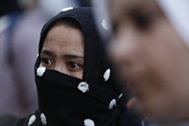 Mülteciler, kapalı sınırlar ve Avrupa Birliği-Türkiye anlaşması aleyhinde pankartlar taşıyıp slogan atarak mart ayında Yunanistan'ın Başkenti Atina'da mahsur kaldı. 30, 2016