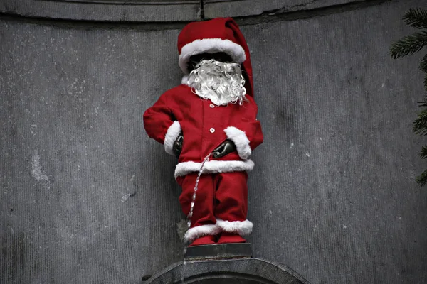 Fontána Manneken Pis Oblečená Jako Santa Claus Bruselu Belgie Prosinec — Stock fotografie