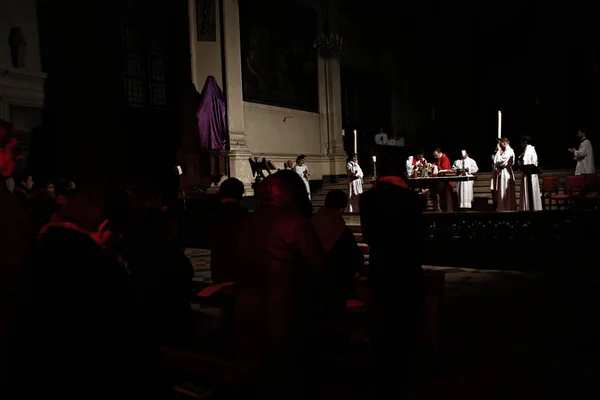 ベルギー ブリュッセル 2016年3月27日聖キャサリン教会の復活祭の礼拝中に礼拝者はろうそくを持つ — ストック写真