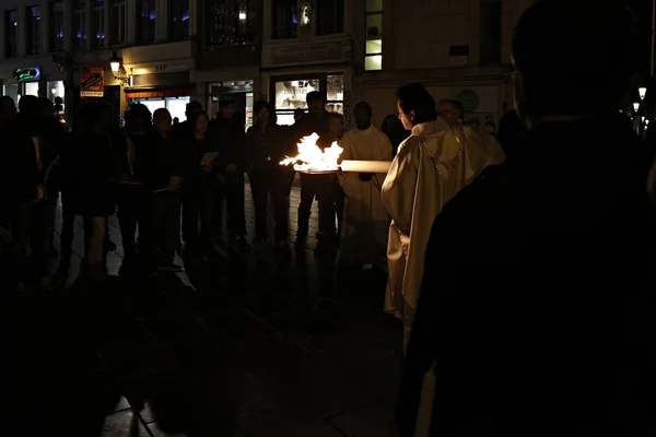 Bruxelas Bélgica Março 2016 Adoradores Seguram Velas Durante Uma Missa — Fotografia de Stock