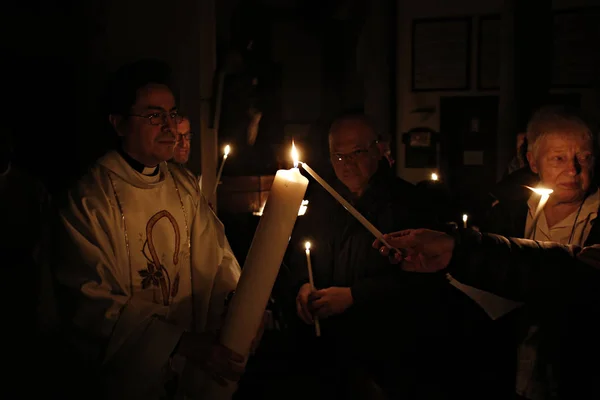 Bruxelas Bélgica Março 2016 Adoradores Seguram Velas Durante Uma Missa — Fotografia de Stock