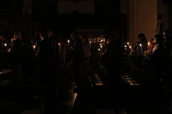比利时布鲁塞尔 2016年3月27日在圣凯瑟琳教堂举行的复活节守夜弥撒中 崇拜者举着蜡烛 — 图库照片