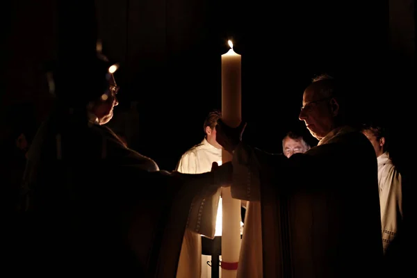 比利时布鲁塞尔 2016年3月27日在圣凯瑟琳教堂举行的复活节守夜弥撒中 崇拜者举着蜡烛 — 图库照片