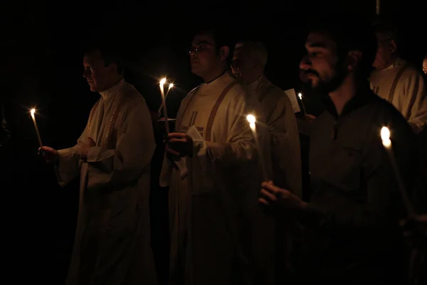 Bruxelas Bélgica Março 2016 Adoradores Seguram Velas Durante Uma Missa — Fotografia de Stock