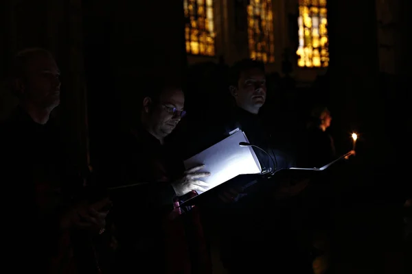 Bruxelas Bélgica Março 2016 Adoradores Seguram Velas Durante Uma Missa — Fotografia de Stock