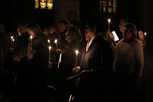브뤼셀 벨기에 2016년 27일 캐서린 교회에서 부활절 촛불을 예배자들 — 스톡 사진