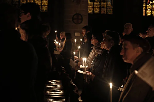 Bruxelas Bélgica Março 2016 Adoradores Seguram Velas Durante Uma Missa — Fotografia de Stock