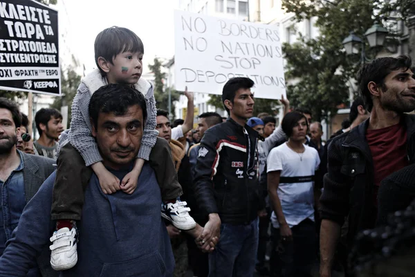 Refugees Hold Placards Shout Slogans Closed Borders Turkey Deal Leaving — Stock Photo, Image