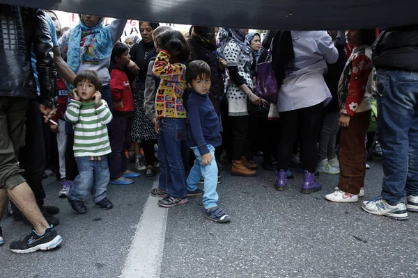난민들은 그리스 아테네에서 좌초된 폐쇄된 국경에 반대하는 플래카드를 구호를 외치고 — 스톡 사진