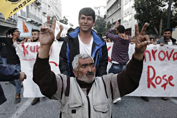 난민들은 그리스 아테네에서 좌초된 폐쇄된 국경에 반대하는 플래카드를 구호를 외치고 — 스톡 사진