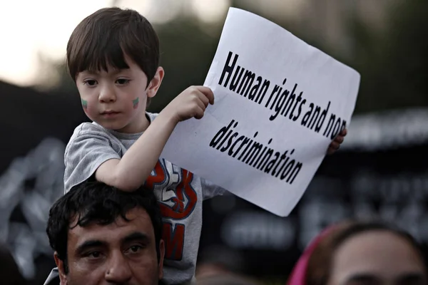 Los Refugiados Llevan Pancartas Gritan Consignas Contra Las Fronteras Cerradas —  Fotos de Stock