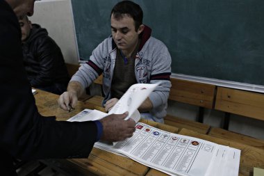 1 Kasım 2015'te İstanbul'da bir sandık merkezinde türkiye genel seçimlerinde oy kullananlar