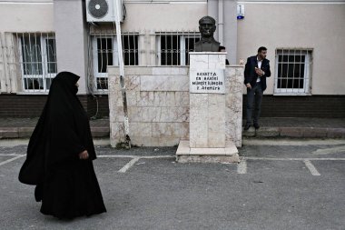 1 Kasım 2015'te İstanbul'da bir sandık merkezinde türkiye genel seçimlerinde oy kullananlar