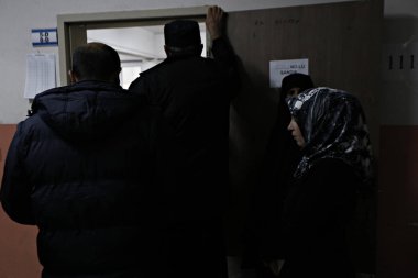 1 Kasım 2015'te İstanbul'da bir sandık merkezinde türkiye genel seçimlerinde oy kullananlar