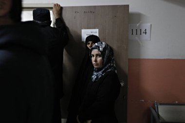 1 Kasım 2015'te İstanbul'da bir sandık merkezinde türkiye genel seçimlerinde oy kullananlar