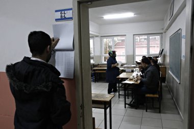 1 Kasım 2015'te İstanbul'da bir sandık merkezinde türkiye genel seçimlerinde oy kullananlar