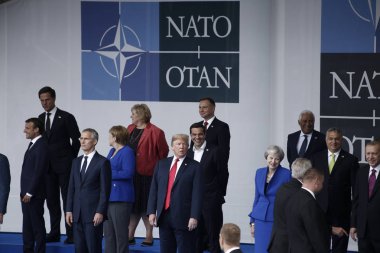 NATO üyesi ülkelerin hükümet başkanları 11 Temmuz 2018'de Brüksel'deki NATO karargahı önünde nato zirvesi 2018'in açılış töreninde. 
