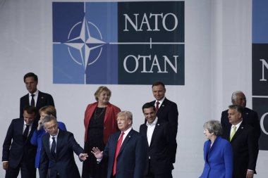 NATO üyesi ülkelerin hükümet başkanları 11 Temmuz 2018'de Brüksel'deki NATO karargahı önünde nato zirvesi 2018'in açılış töreninde. 