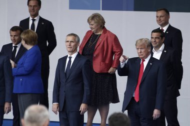 NATO üyesi ülkelerin hükümet başkanları 11 Temmuz 2018'de Brüksel'deki NATO karargahı önünde nato zirvesi 2018'in açılış töreninde. 
