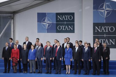 NATO üyesi ülkelerin hükümet başkanları 11 Temmuz 2018'de Brüksel'deki NATO karargahı önünde nato zirvesi 2018'in açılış töreninde. 