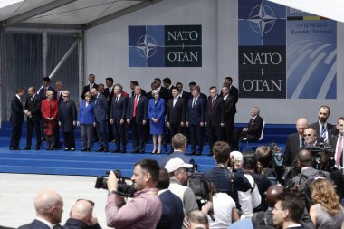 NATO üyesi ülkelerin hükümet başkanları 11 Temmuz 2018'de Brüksel'deki NATO karargahı önünde nato zirvesi 2018'in açılış töreninde. 