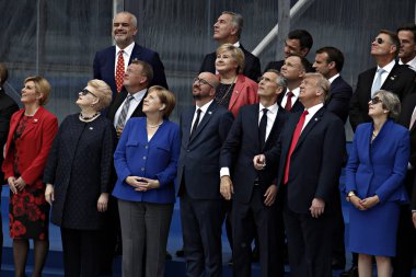 NATO üyesi ülkelerin hükümet başkanları 11 Temmuz 2018'de Brüksel'deki NATO karargahı önünde nato zirvesi 2018'in açılış töreninde. 