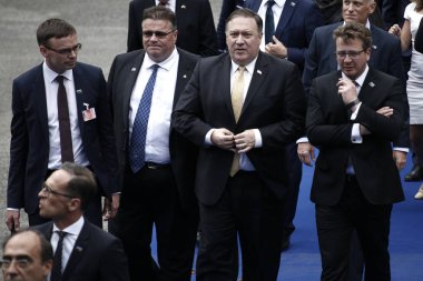 Dışişleri Bakanı Mike Pompeo (C), 11 Temmuz 2018'de Brüksel'deki Parc du Cinquantenaire'de NATO üyelerinin çalışma yemeği için geldi.