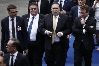 Dışişleri Bakanı Mike Pompeo (C), 11 Temmuz 2018'de Brüksel'deki Parc du Cinquantenaire'de NATO üyelerinin çalışma yemeği için geldi.