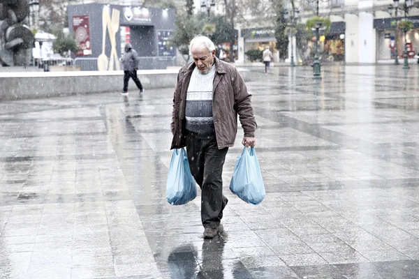 30 Aralık 2016 tarihinde Atina'nın merkezinde, Yunanistan'da şenlikli yılbaşı yemeği için alışveriş. 