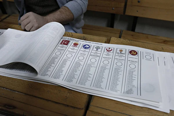 Pessoas Votam Nas Eleições Gerais Turcas Posto Votação Istambul Turquia — Fotografia de Stock