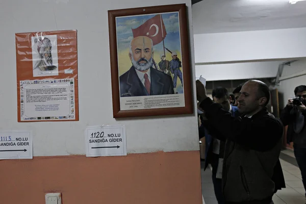 Gente Vota Las Elecciones Generales Turcas Centro Votación Estambul Turquía — Foto de Stock