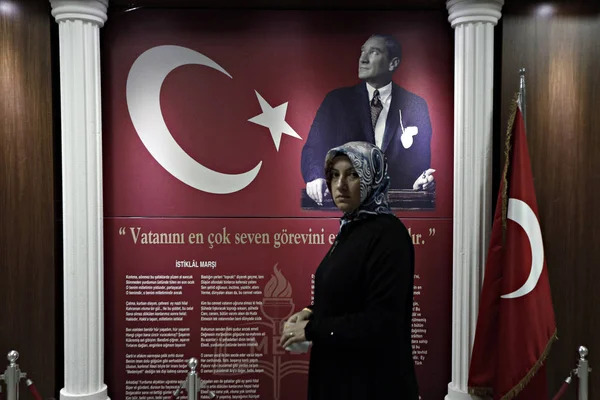 Rakyat Memberikan Suara Dalam Pemilihan Umum Turki Sebuah Tempat Pemungutan — Stok Foto