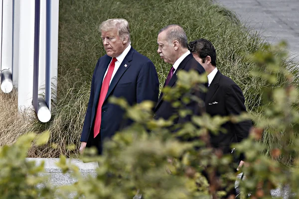 2018年7月11日 在比利时布鲁塞尔举行的北约军事联盟峰会开幕式上 美国总统唐纳德 特朗普和土耳其总统雷杰普 塔伊普 埃尔多安合影 — 图库照片