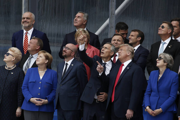 Главы правительств стран-членов НАТО на церемонии открытия саммита НАТО 2018 года перед штаб-квартирой НАТО в Брюсселе, Бельгия 11 июля 2018 года
. 