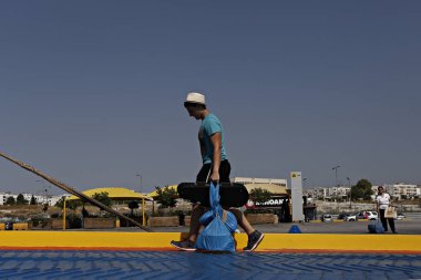 Yunanistan'ın Pire limanında bir gemiye binen yolcular 1 Ağustos 2015