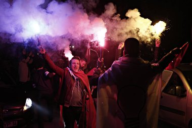 AK Parti 'nin destekçileri AK Parti karargahına toplanıp, Türkiye 'nin Istanbul 'daki seçim zaferini kutlamak için 1 Kasım 2015.