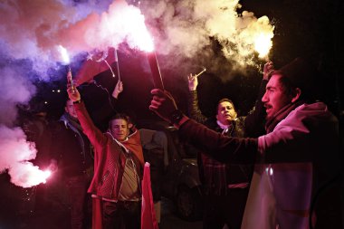 AK Parti 'nin destekçileri AK Parti karargahına toplanıp, Türkiye 'nin Istanbul 'daki seçim zaferini kutlamak için 1 Kasım 2015.