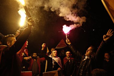 AK Parti 'nin destekçileri AK Parti karargahına toplanıp, Türkiye 'nin Istanbul 'daki seçim zaferini kutlamak için 1 Kasım 2015.