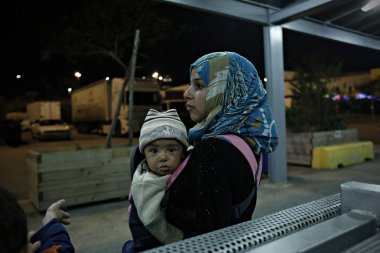Göçmen ve mülteciler Piraeus Pire limanında geliş sonra bir feribota karaya, 5 Ekim 2015, Yunanistan