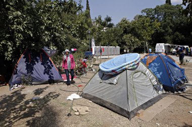 Bazı 1500 göçmenlerin ve mültecilerin Atina 'da, Yunanistan 'da, 9 Ağustos 2015 tarihinde yer alan bir kampta yaşayan Pedion tou Areos parkında mülteci ve göçmen bir kampta.
