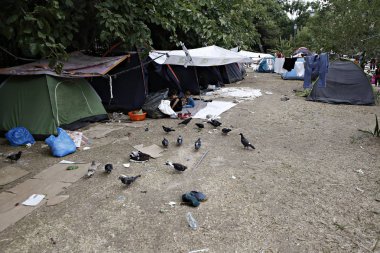Bazı 1500 göçmenlerin ve mültecilerin Atina 'da, Yunanistan 'da, 10 Ağustos 2015 tarihinde yer alan bir kampta yaşayan Pedion tou Areos parkında mülteci ve göçmen bir kampta