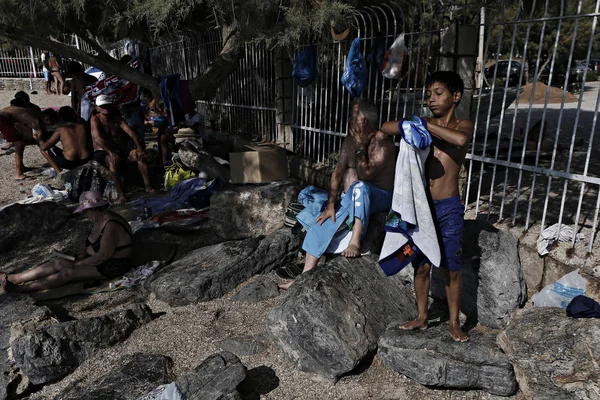 Pessoas Desfrutam Tempo Ensolarado Praia Agia Marina Grécia Agosto 2015 — Fotografia de Stock