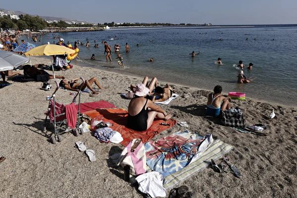 Människor Njuter Det Soliga Vädret Stranden Agia Marina Grekland Aug — Stockfoto