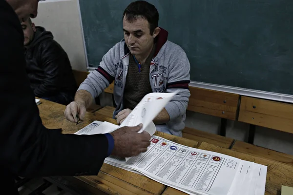 Pessoas Esperam Para Votar Durante Eleições Gerais Posto Votação Istambul — Fotografia de Stock