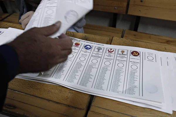 Pessoas Esperam Para Votar Durante Eleições Gerais Posto Votação Istambul — Fotografia de Stock