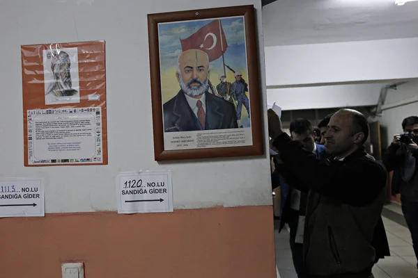 Gente Espera Emitir Voto Durante Las Elecciones Generales Centro Votación — Foto de Stock