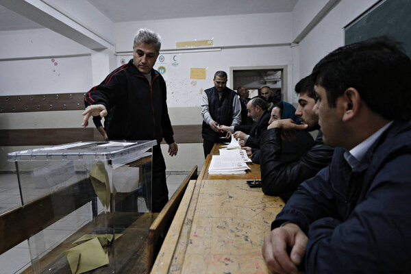 Люди ждут голосования на всеобщих выборах на избирательном участке в Стамбуле, Турция, 1 ноября 2015 года
