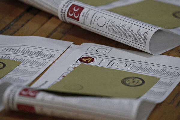 Люди ждут голосования на всеобщих выборах на избирательном участке в Стамбуле, Турция, 1 ноября 2015 года
